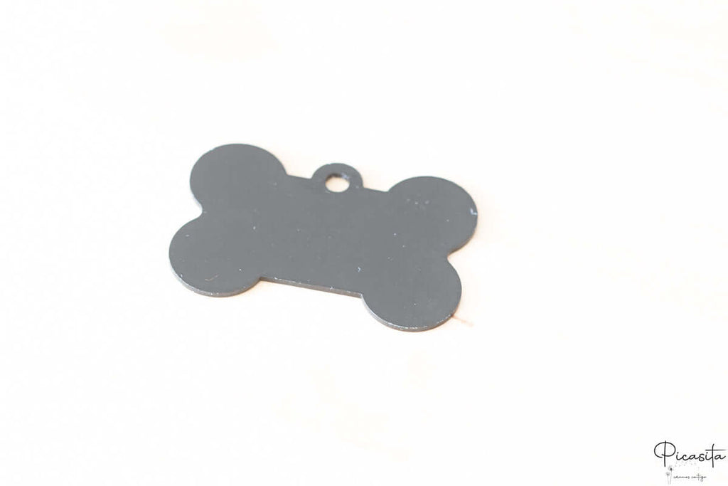 Reverso de placa identificativa para mascotas en color gris mate con anilla de sujeción.