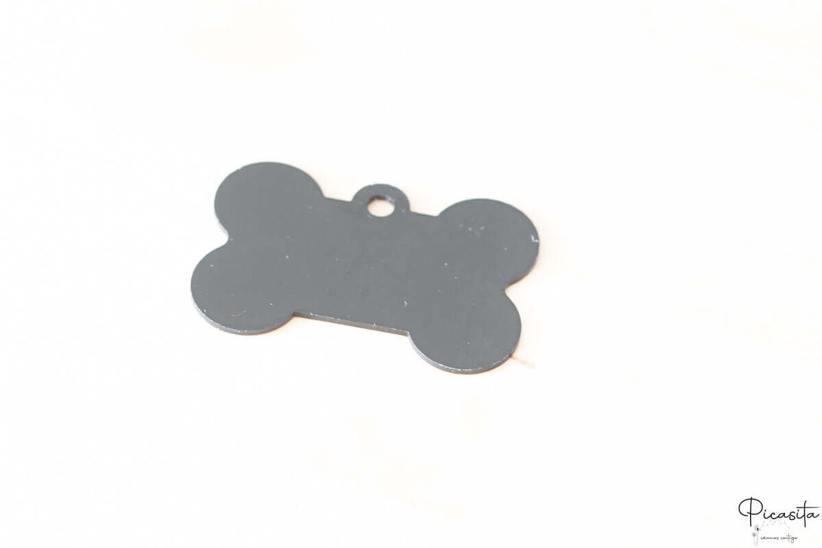 Reverso de placa identificativa para mascotas en color gris mate con anilla de sujeción.