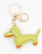 Colgante decorativo de perro salchicha verde lima con anilla y mosquetón dorado.
