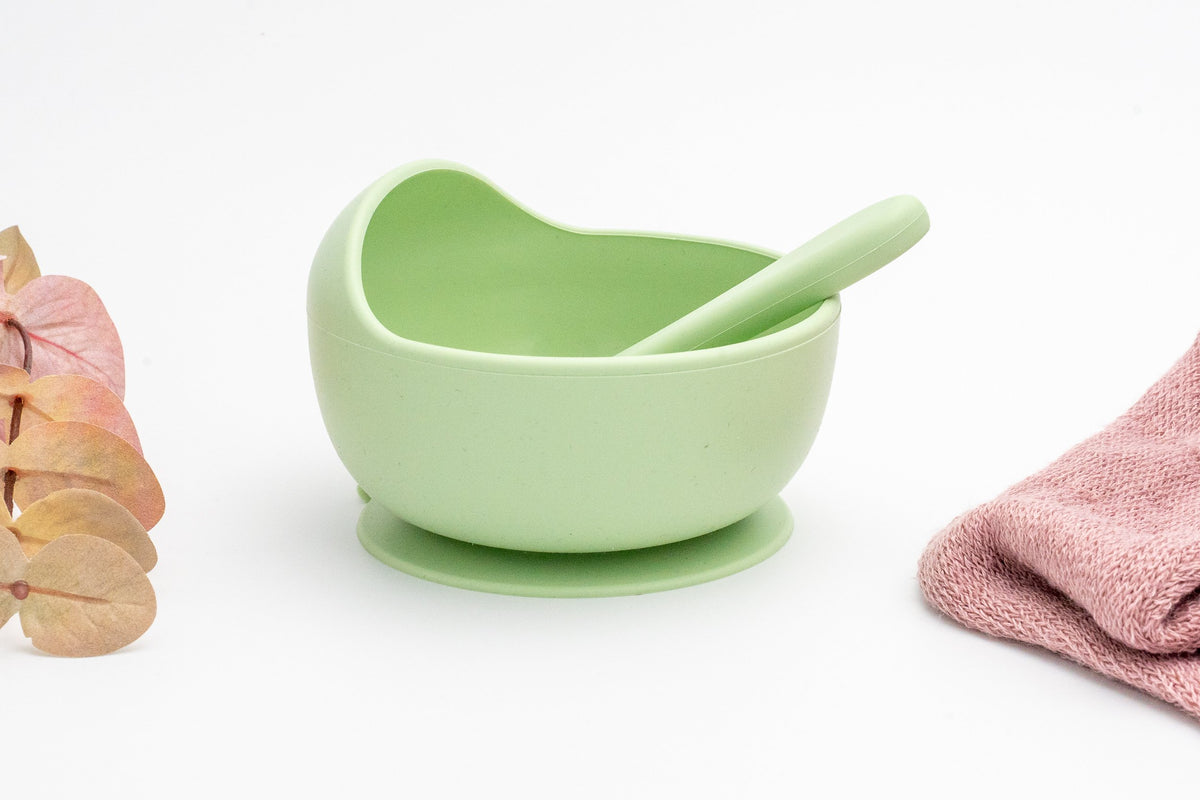 Taça de silicone verde-clara com ventosa e colher a condizer