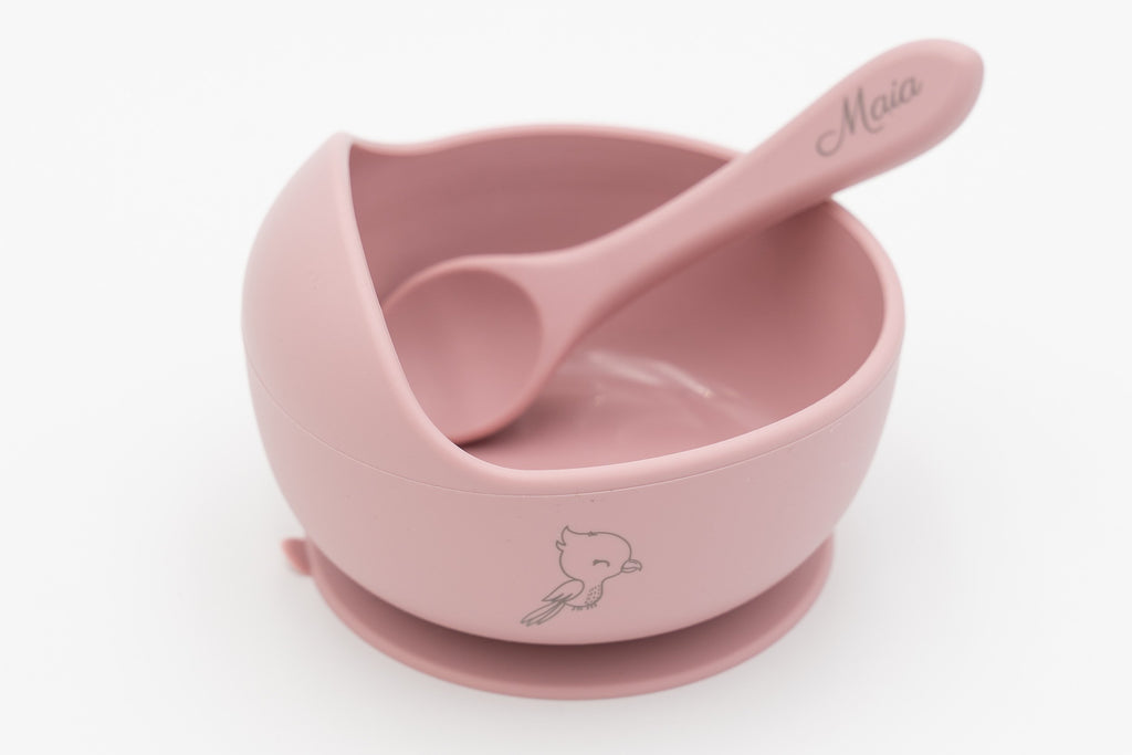 Taça rosa com pássaro e colher com nome