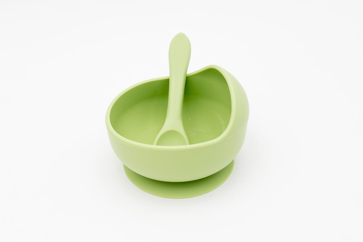 Taça verde de silicone com ventosa e colher a condizer