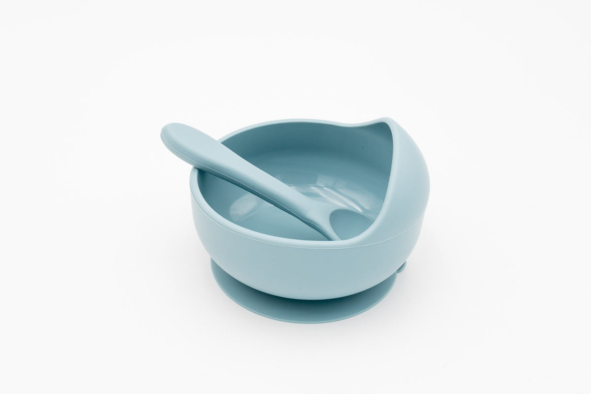 Taça azul de silicone com ventosa e colher a condizer