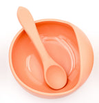 Vista superior da taça cor de argila com colher de silicone
