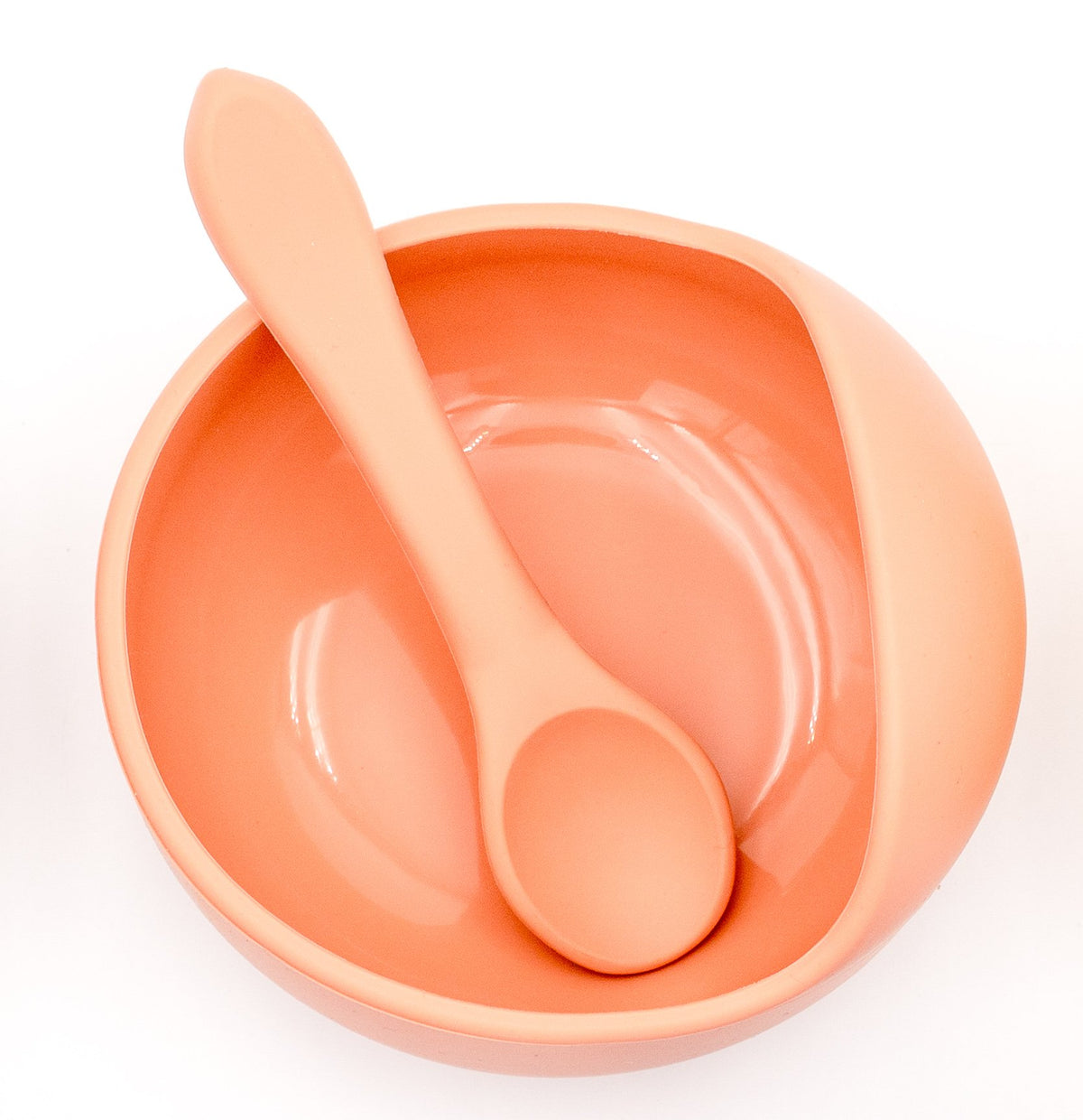 Vista superior da taça cor de argila com colher de silicone