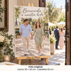 Tela de boas-vindas ao casamento de 30 × 40 cm com fotografia pré-casamento de Elena e Marcos, num cavalete personalizado à entrada do restaurante.