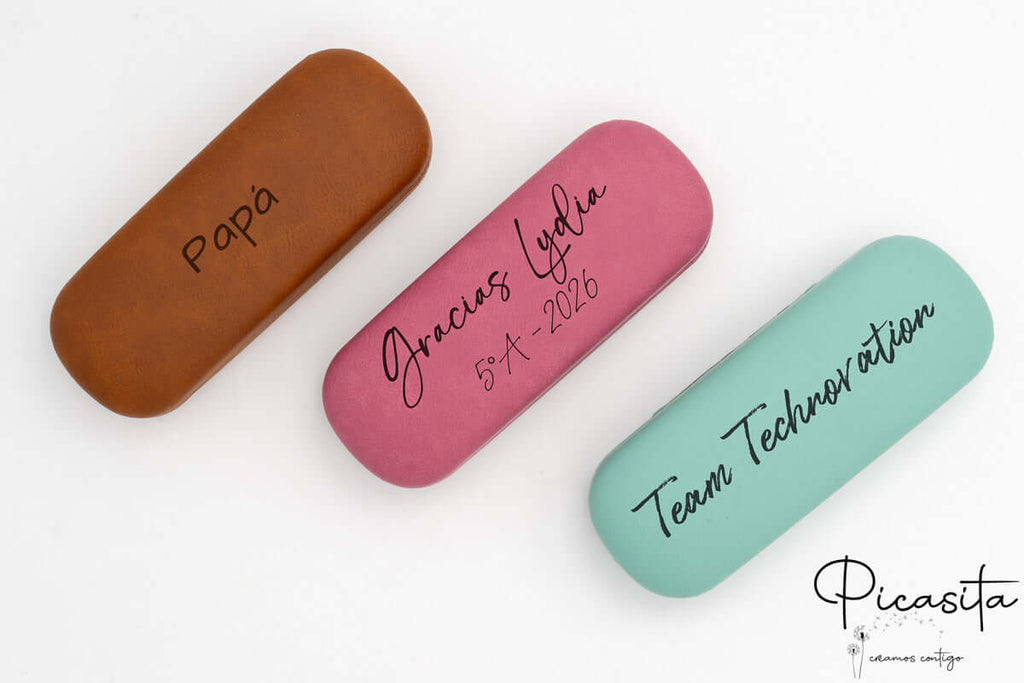 Tres estuches rígidos personalizados en colores marrón, rosa y aguamarina con diferentes grabados.