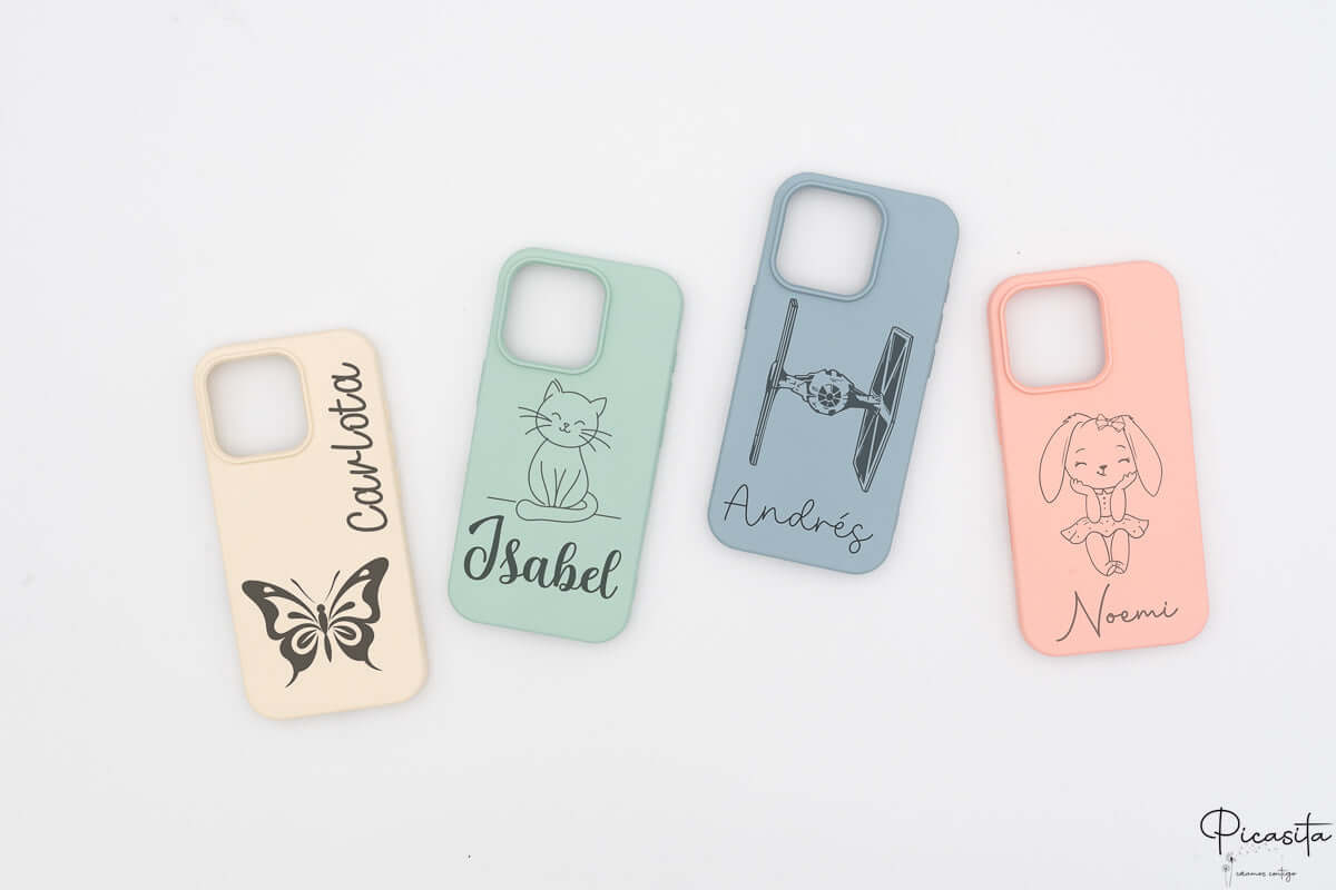 Cuatro fundas de colores pastel personalizadas con diferentes dibujos y nombres sobre fondo blanco.