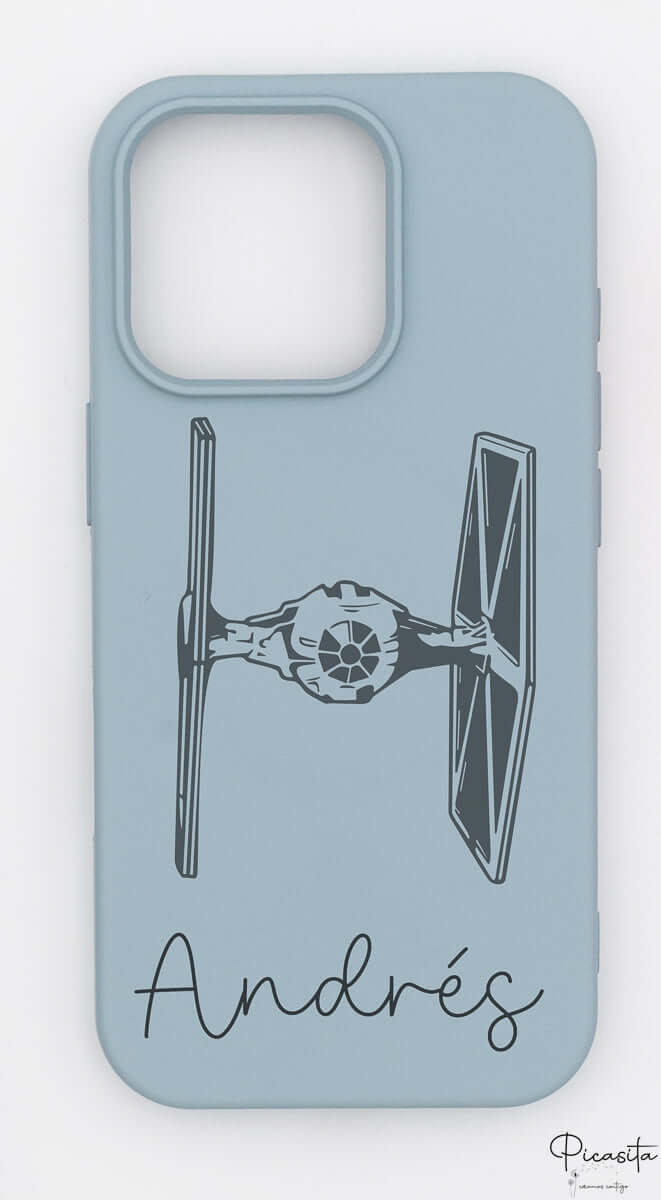 Funda azul grisáceo para iPhone con grabado de nave espacial y nombre Andrés.