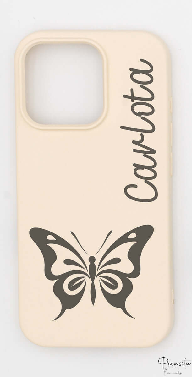 Funda beige de silicona con diseño de mariposa y nombre Carlota grabado lateralmente.