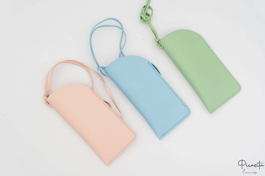 Colección de tres fundas de polipiel para gafas en colores pastel con correas.