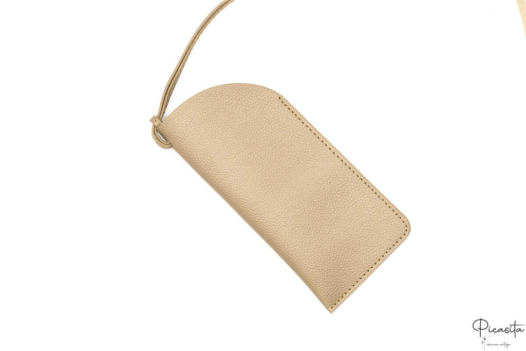 Funda de polipiel dorada con acabado granulado para gafas graduadas o de sol.