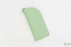 Funda de polipiel verde menta para protección de gafas con diseño minimalista.