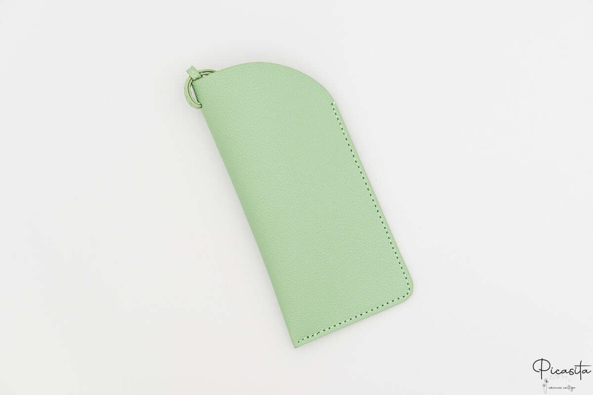 Funda de polipiel verde menta para protección de gafas con diseño minimalista.