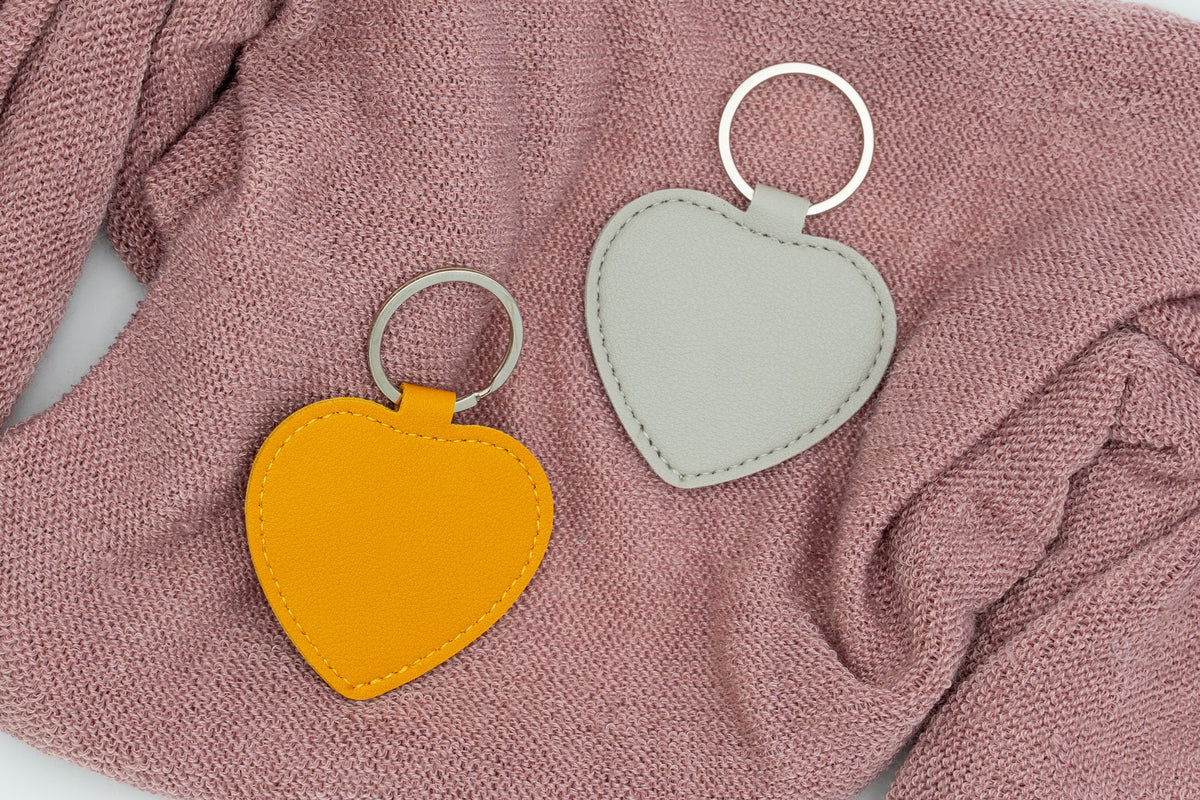 Porta-chaves coração de tom quente e cinzento sem personalização.