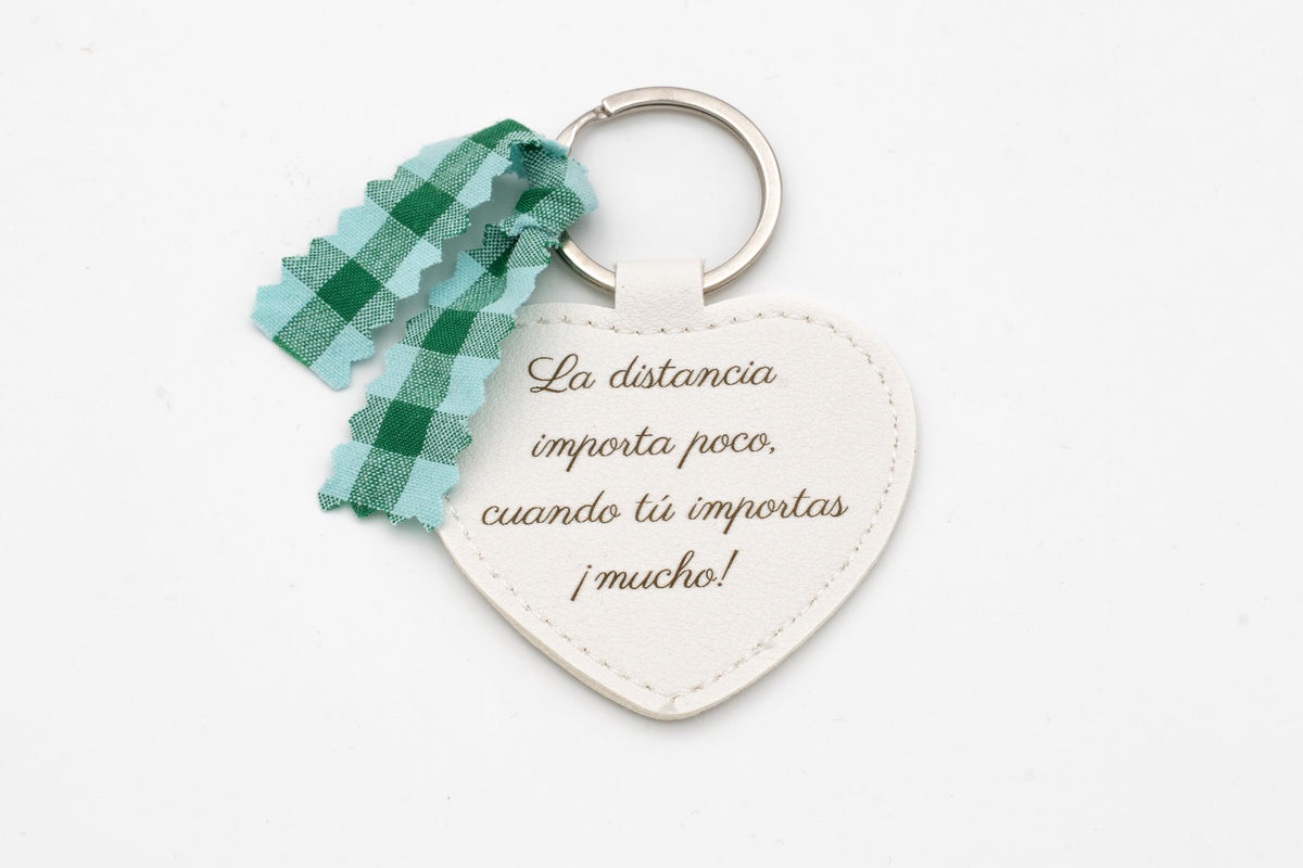 Porta-chaves coração branco com frase sobre a distância e laço vichy verde.