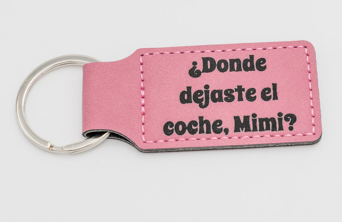 Porta-chaves retangular rosa com pergunta sobre as chaves do carro.