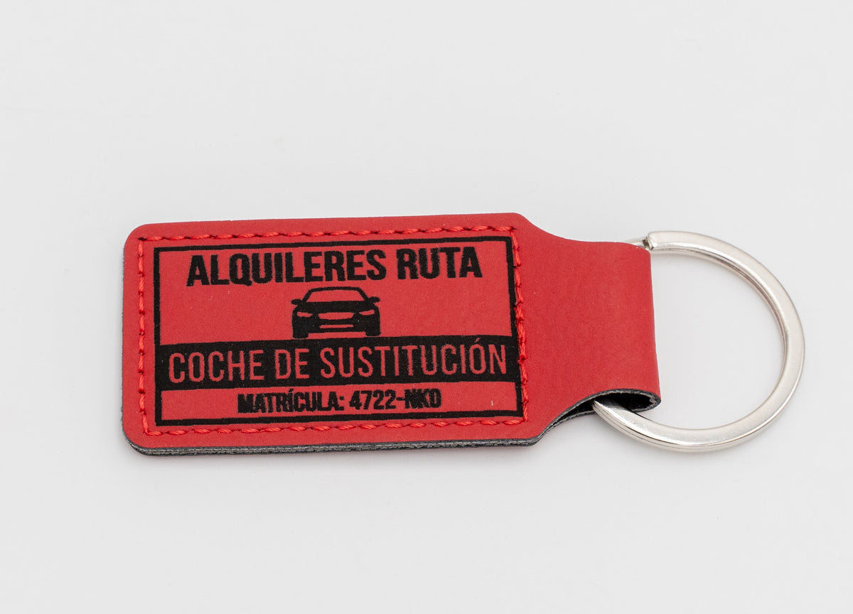 Porta-chaves retangular vermelho com texto e desenho de aluguer de veículos.