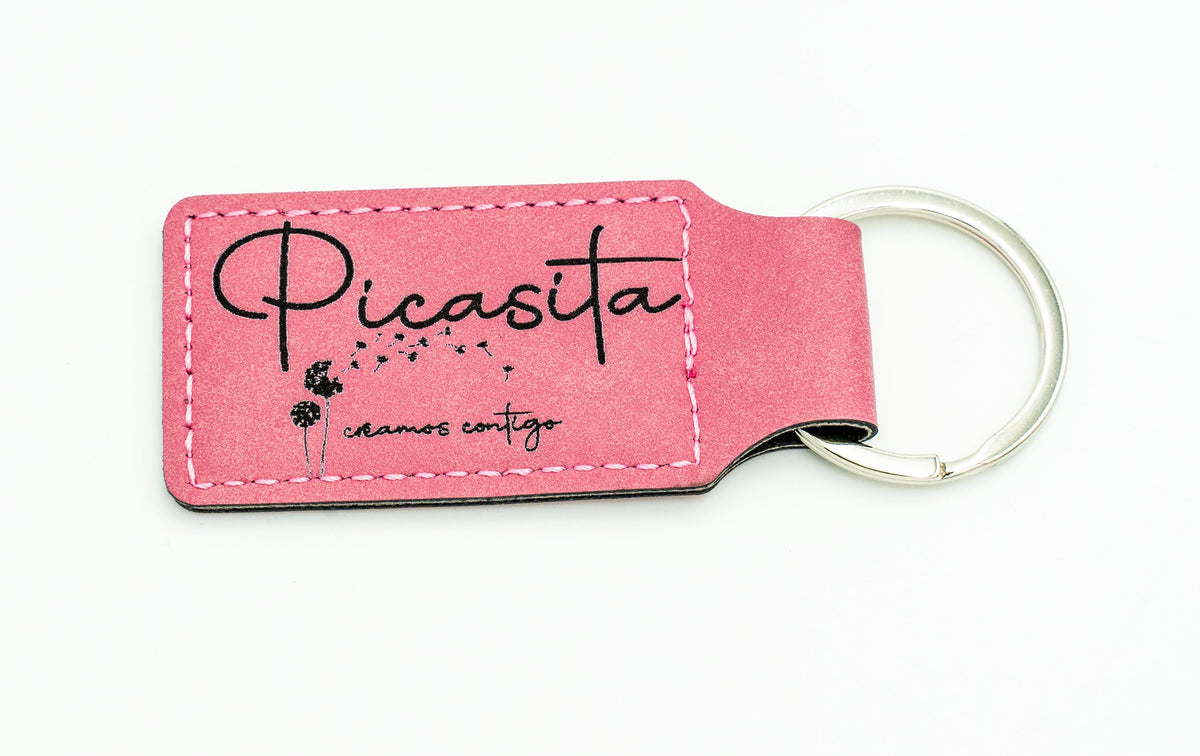 Porta-chaves retangular rosa com logótipo escuro da Picasita.