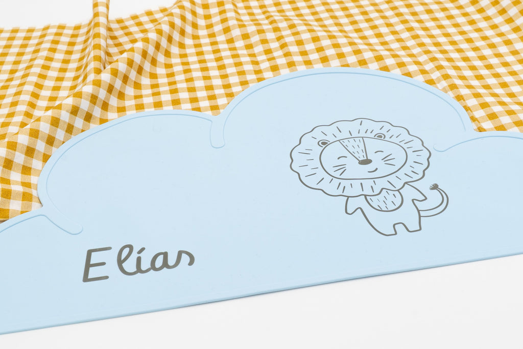 Individual em nuvem azul com o nome Elías e um leão