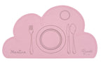 Individual em nuvem rosa com o nome Martina e um serviço de mesa desenhado