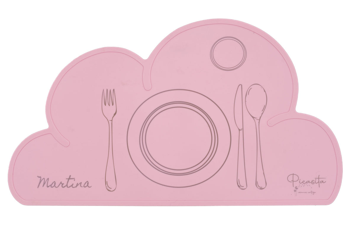 Individual em nuvem rosa com o nome Martina e um serviço de mesa desenhado