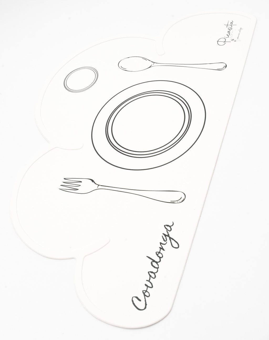 Individual em nuvem branco com o nome Covadonga e desenhos de prato, copo e talheres