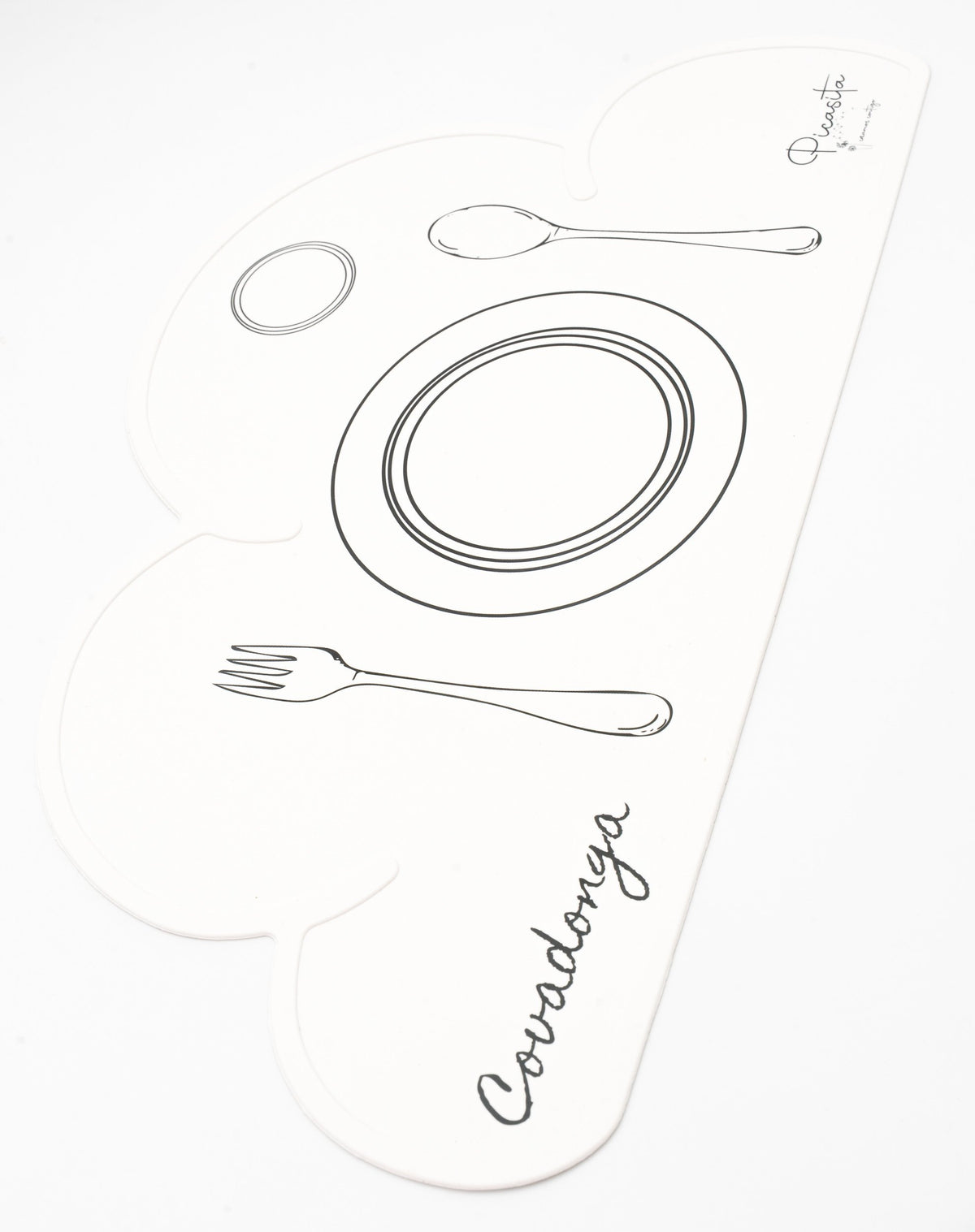 Individual em nuvem branco com o nome Covadonga e desenhos de prato, copo e talheres