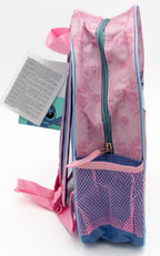 Vista lateral de mochila rosa con cremallera azul y bolsillo de malla elástica para botellas.