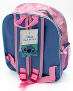 Parte de trás de uma mochila azul com alças rosa ajustáveis e pega superior para transporte à mão.