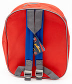 Parte de trás de uma mochila infantil vermelha com alças azuis e correias cinzentas ajustáveis.