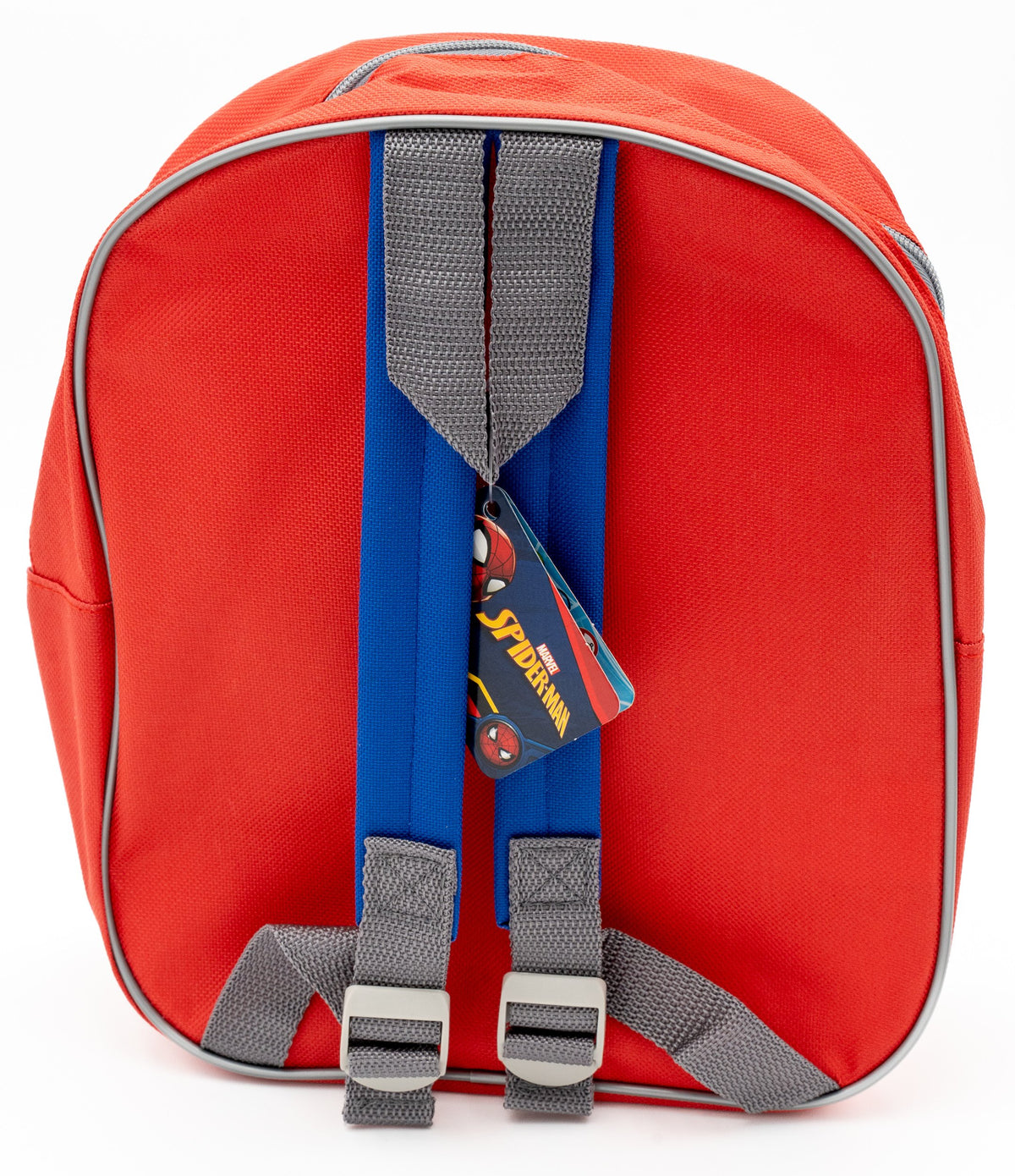 Parte de trás de uma mochila infantil vermelha com alças azuis e correias cinzentas ajustáveis.