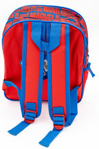 Parte de trás vermelha de uma mochila escolar com alças azuis ajustáveis e pega superior.