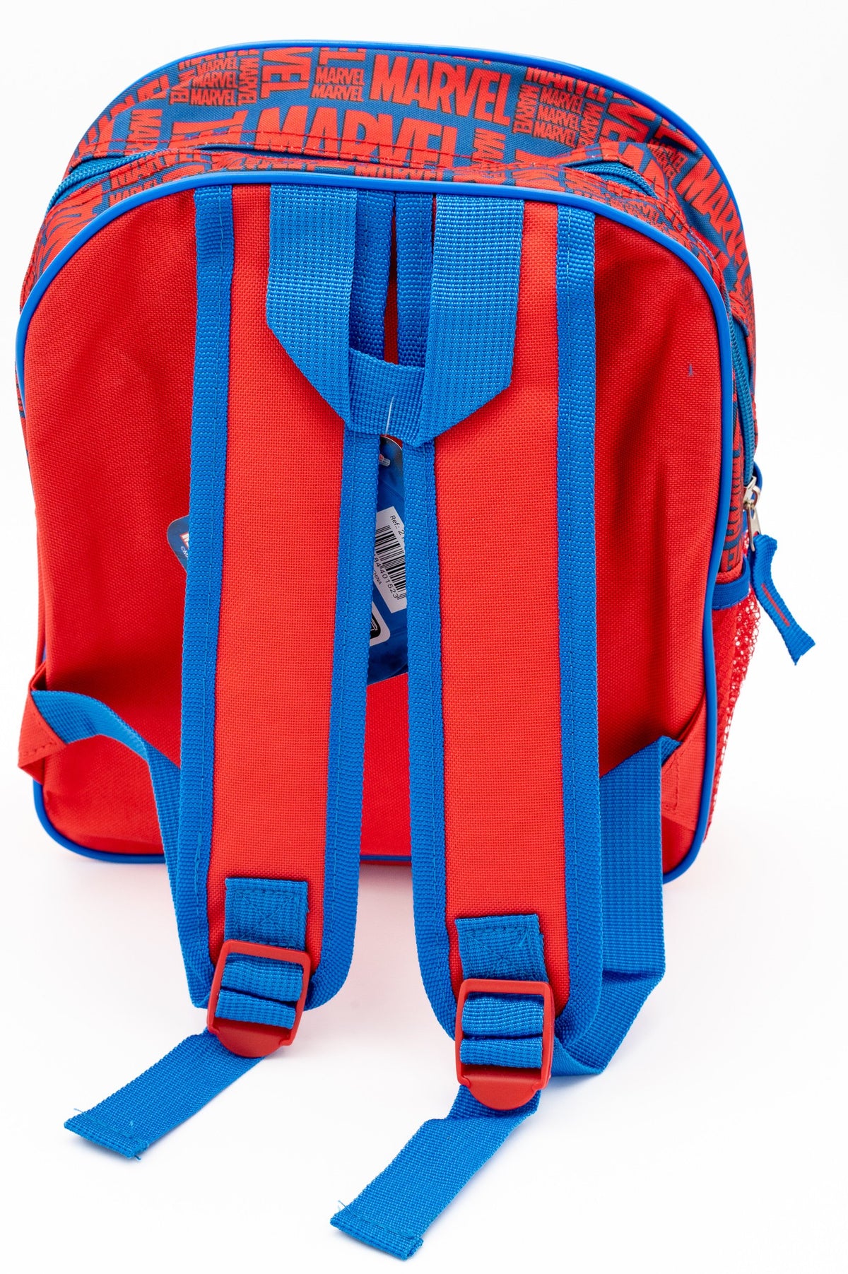 Parte de trás vermelha de uma mochila escolar com alças azuis ajustáveis e pega superior.