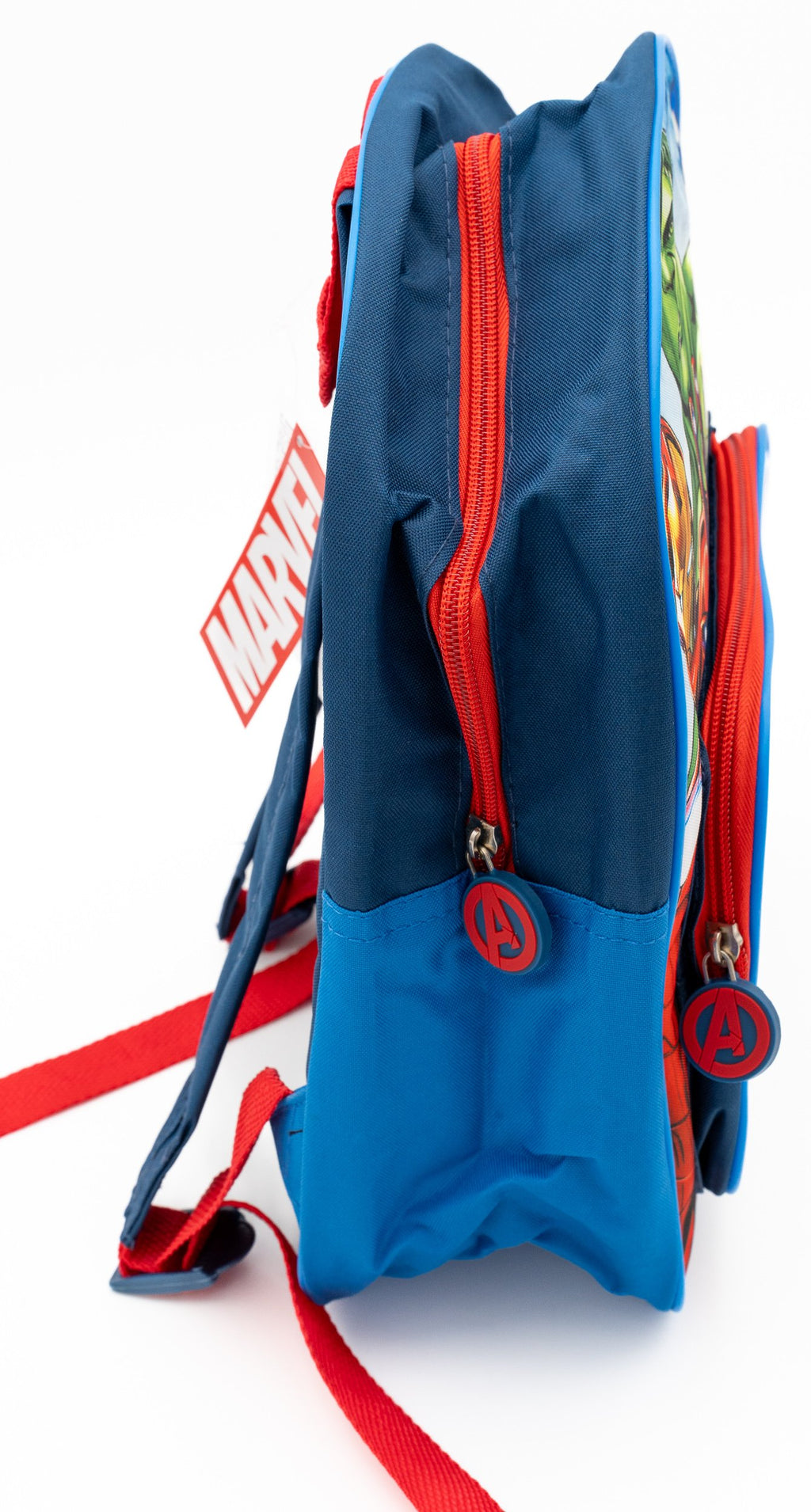 Vista lateral de mochila azul con cremallera roja y detalle de tirador circular de los Vengadores.