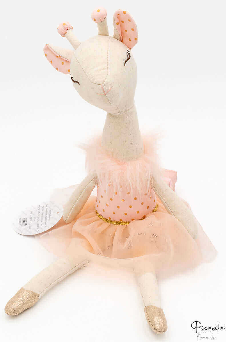 Jirafa de trapo bailarina con falda de tul rosa y cuello de pelo sintético sobre fondo blanco.