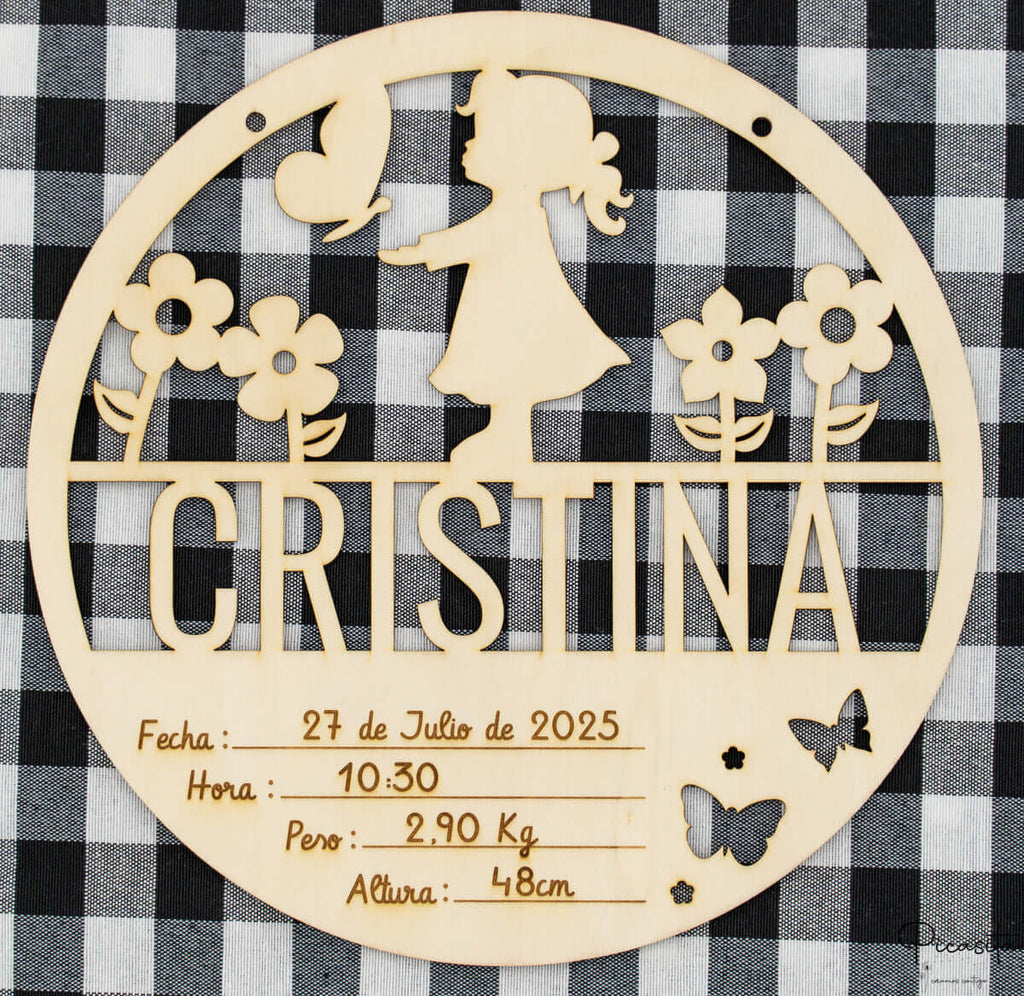 Natalicio circular de madera calada con silueta de niña, flores y datos grabados de Cristina.