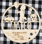 Cuadro de nacimiento circular en madera con silueta de niño, oso y coche para Mateo.