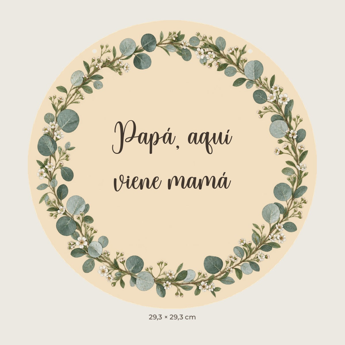 Pré-visualização digital: placa circular com eucalipto e flores, o texto «Papá, aquí viene mamá» e dois furos superiores.