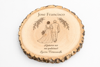 Simulação de placa para padrinho de casamento, gravada a laser em freixo, cena Acompanhamento ao altar, Jose Francisco e Luisa Fernanda, figuras de costas sem rostos.