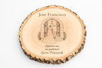 Simulação de placa para padrinho de casamento, gravada a laser em freixo, cena Entrada na igreja, Jose Francisco e Luisa Fernanda, figuras de costas sem rostos.