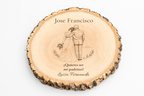 Simulação de placa para padrinho de casamento, gravada a laser em freixo, cena Antes do sim, Jose Francisco e Luisa Fernanda, figuras de costas sem rostos.