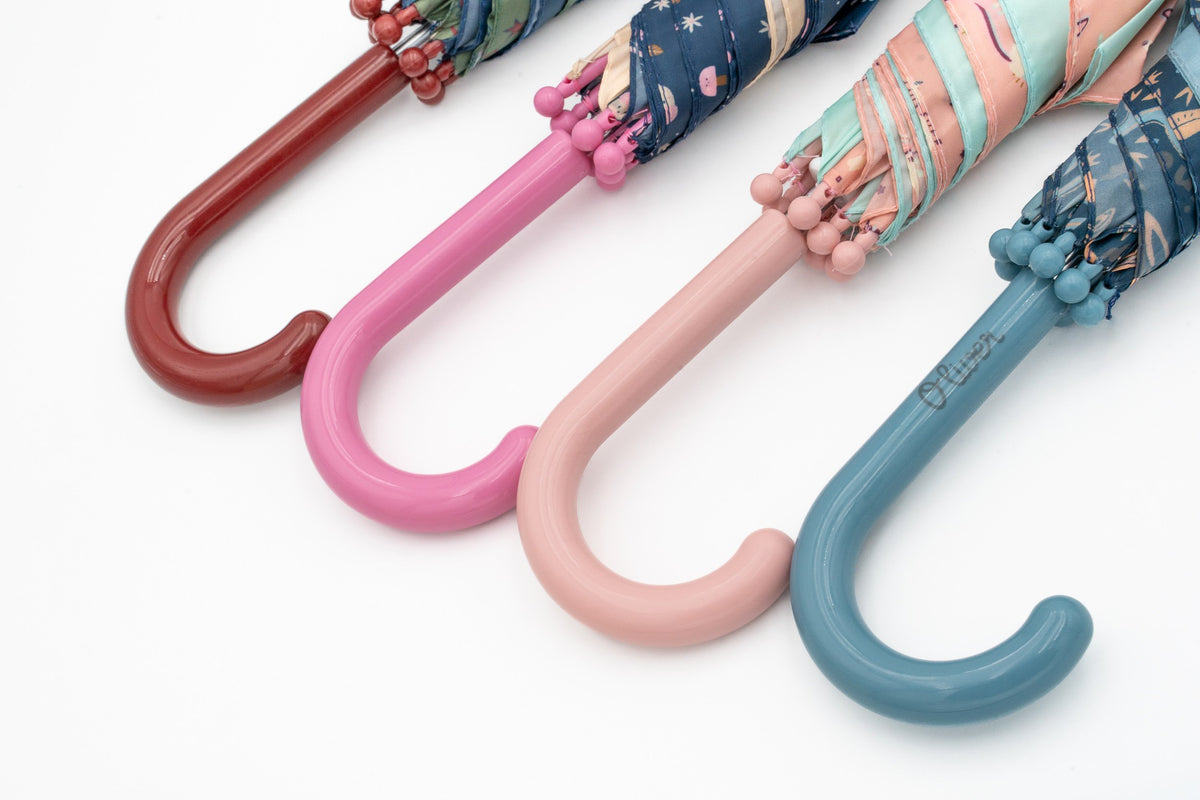 Quatro cabos de guarda-chuva infantil em grená, rosa escuro, rosa claro e azul