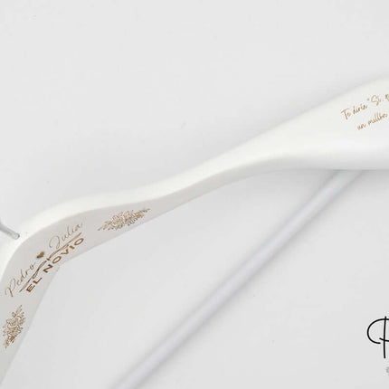 percha_personalizada_de_boda_hombros_anchos