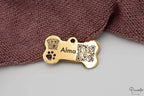 Chapa dorada personalizada para perro con nombre Alma, fotografía grabada y código QR inteligente.