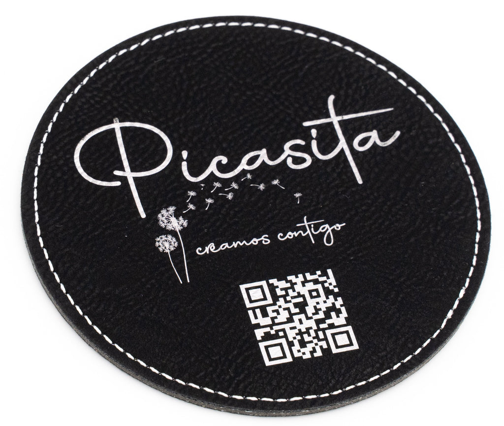 Base para copos redonda preta com marca Picasita e código QR brancos.