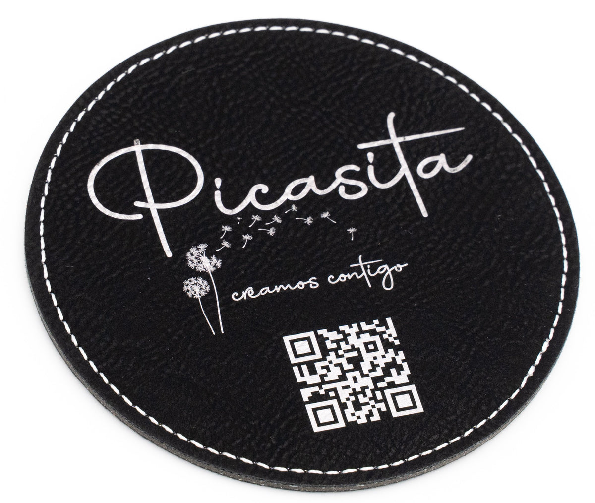 Base para copos redonda preta com marca Picasita e código QR brancos.