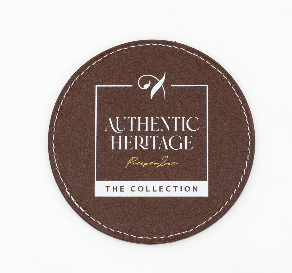 Base para copos redonda castanha com logótipo Authentic Heritage branco.