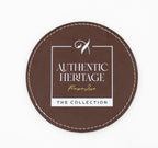 Base para copos redonda castanha com logótipo Authentic Heritage branco.