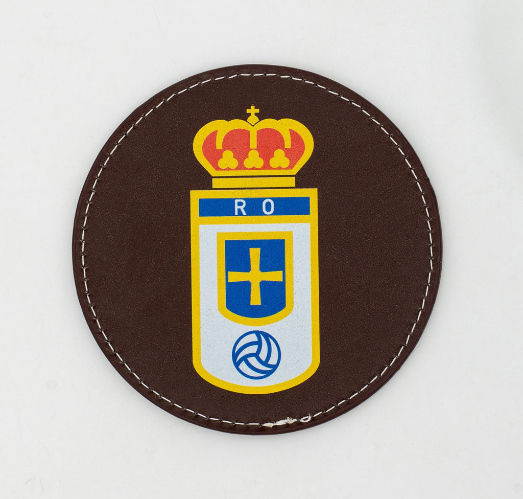 Base para copos redonda castanha com emblema de futebol a cores.